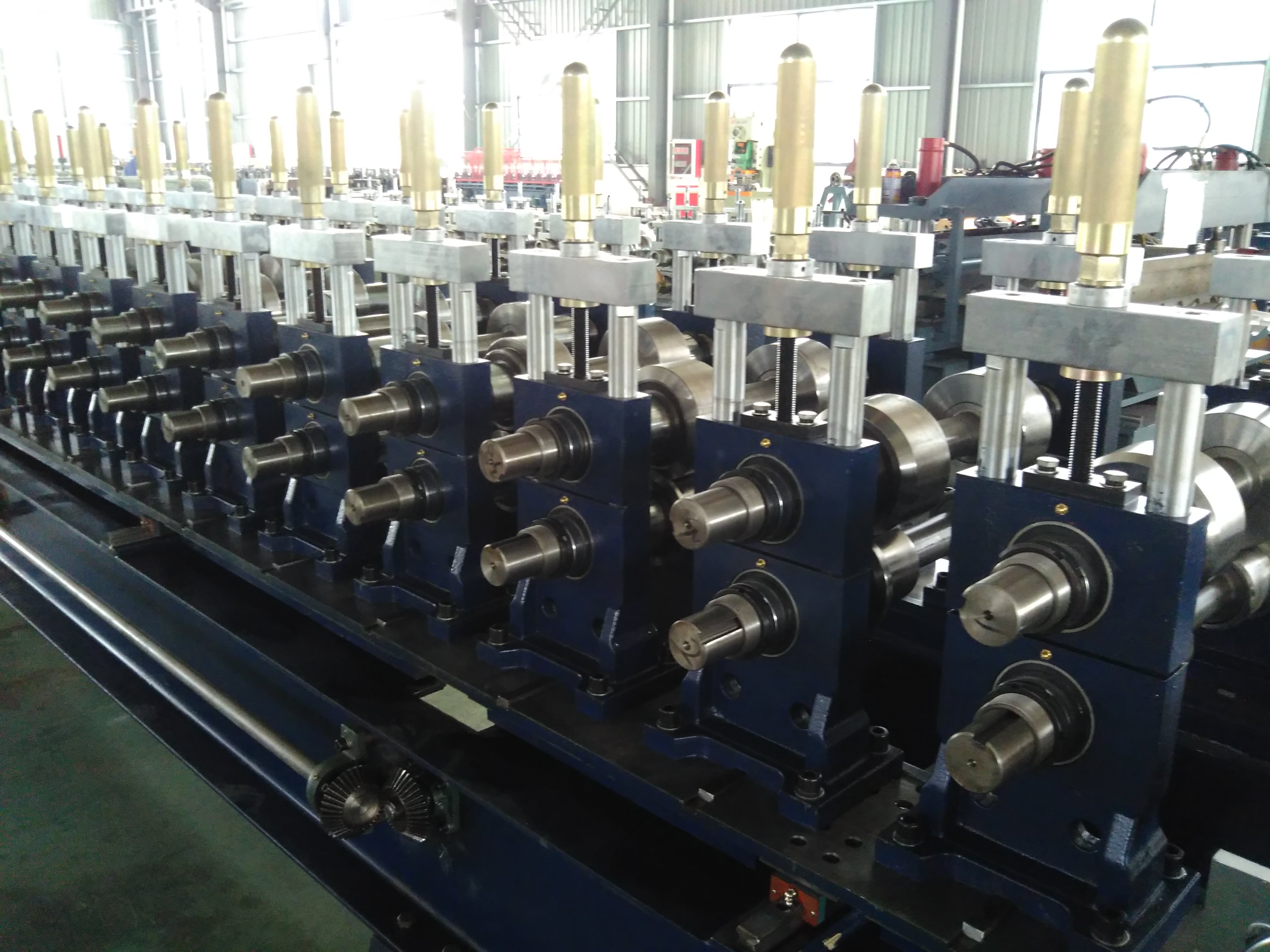 Multiple Sizes Automatic Adjustment C Shape Purlin Roll Forming Making Machine with Servo Motor Non-stop Cutting 