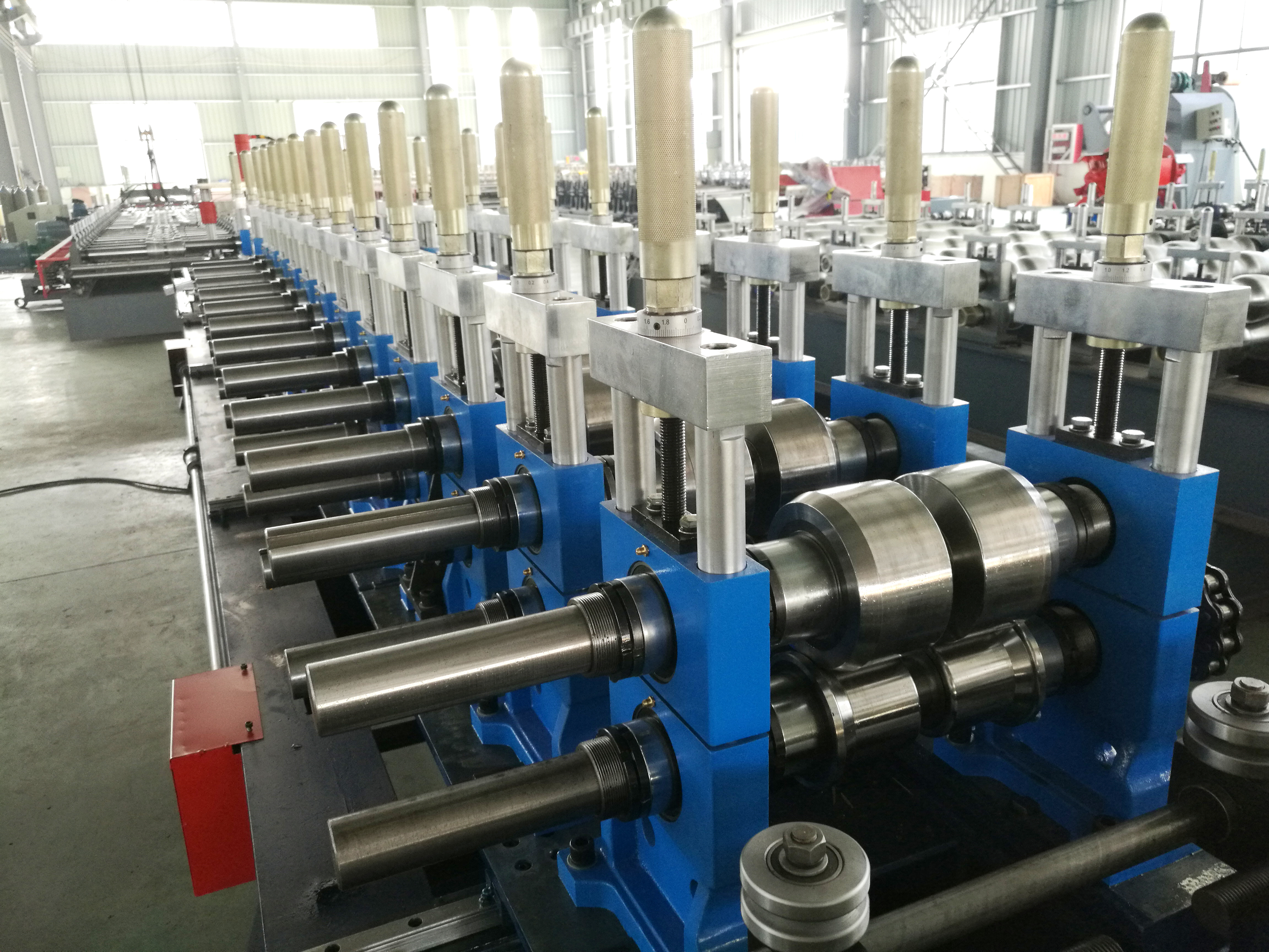 Multiple Sizes Automatic Adjustment C Shape Purlin Roll Forming Making Machine with Servo Motor Non-stop Cutting 